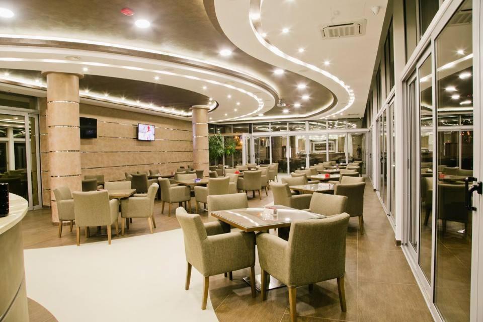 Hotel Oasis بودغوريتْسا المظهر الخارجي الصورة