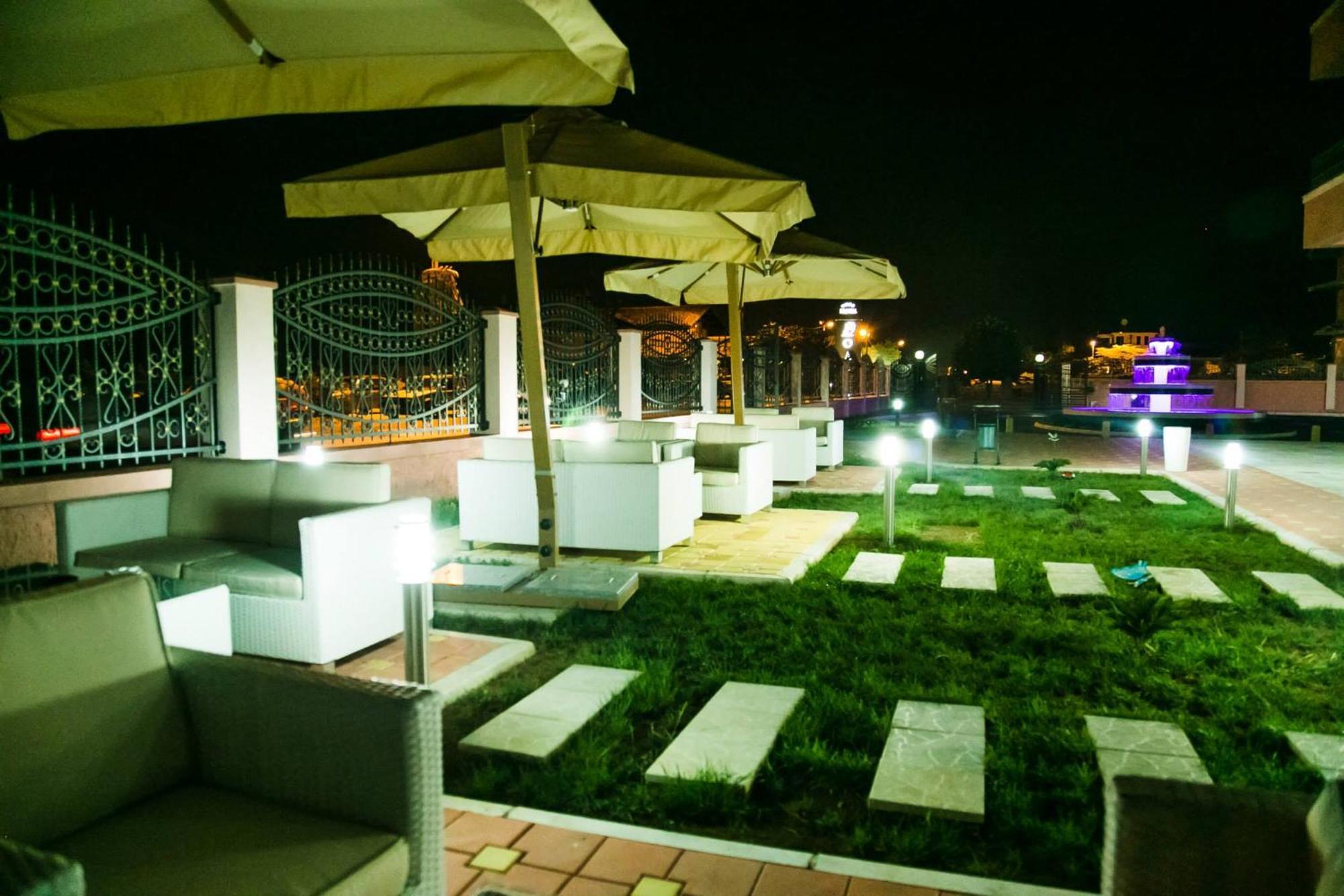 Hotel Oasis بودغوريتْسا المظهر الخارجي الصورة