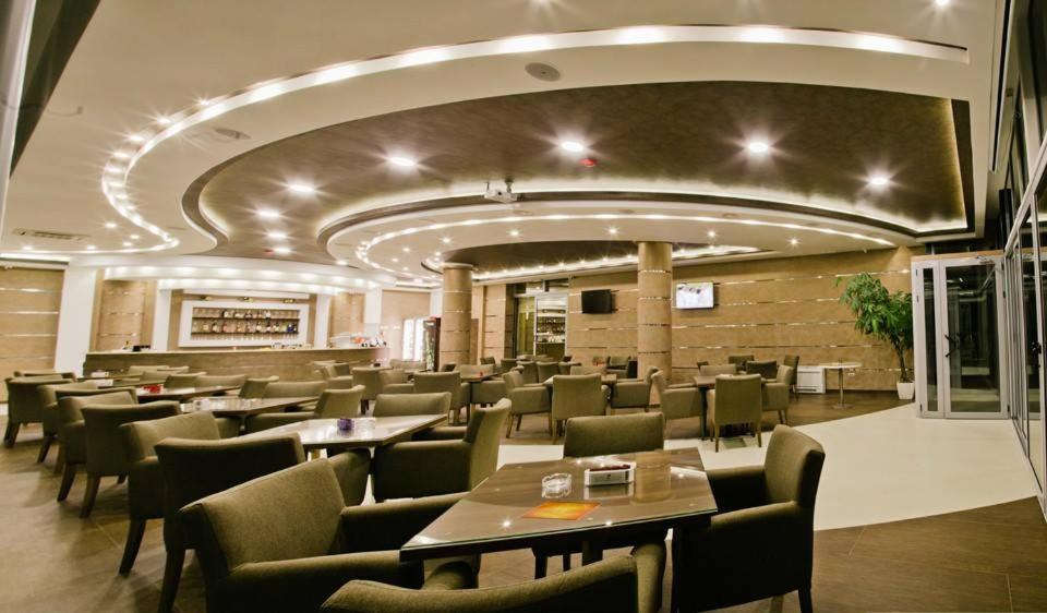 Hotel Oasis بودغوريتْسا المظهر الخارجي الصورة