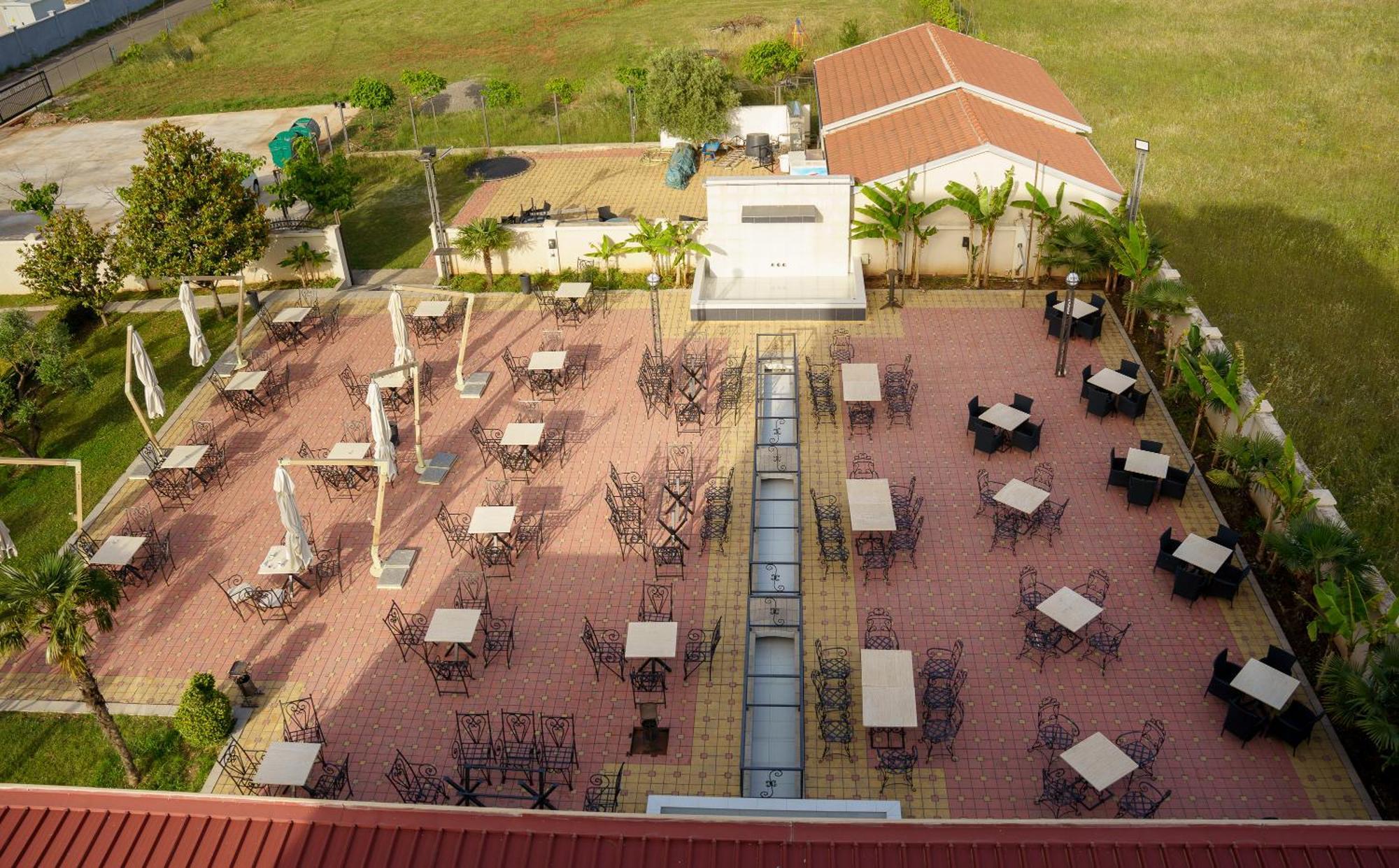 Hotel Oasis بودغوريتْسا المظهر الخارجي الصورة