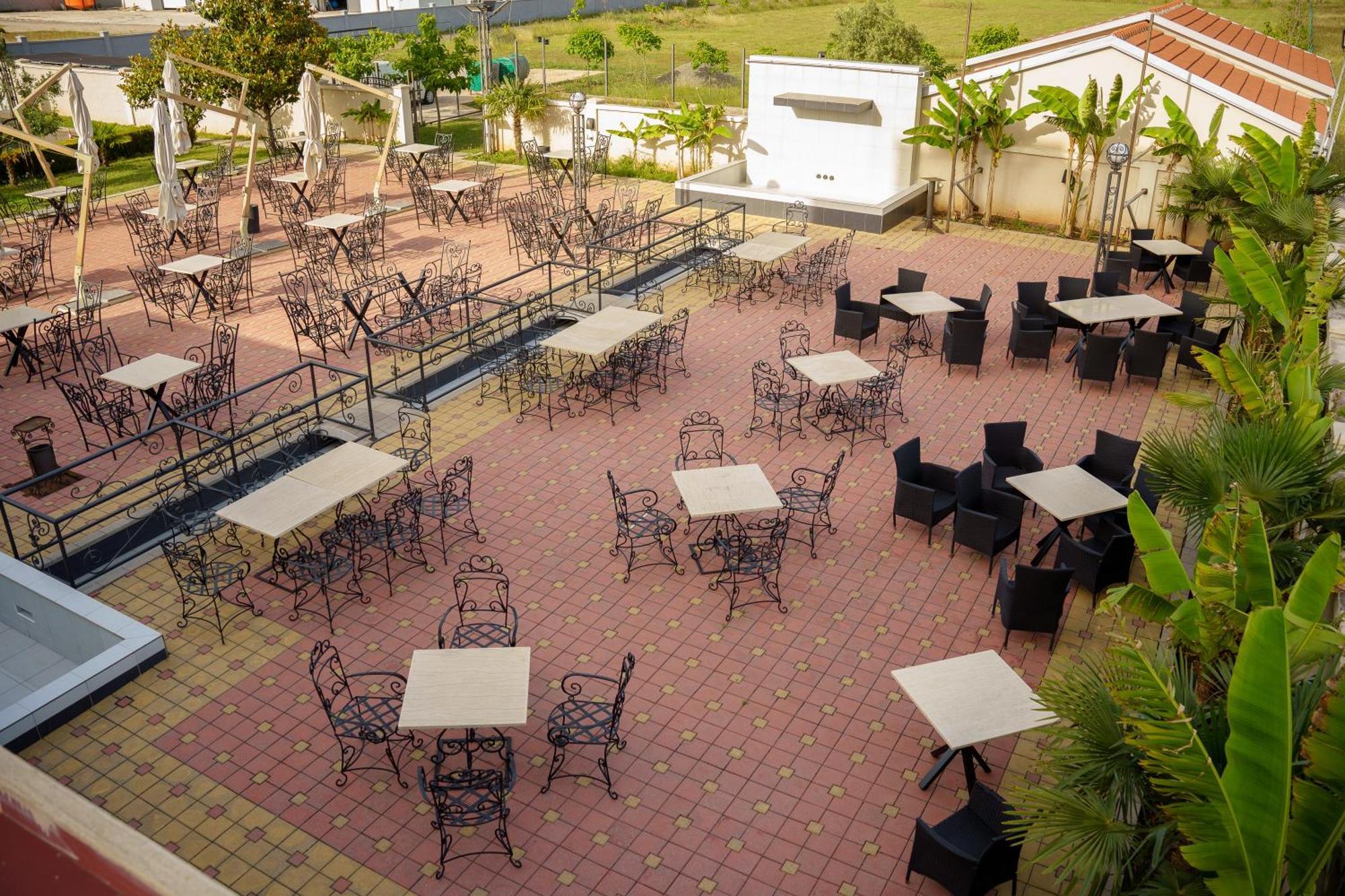 Hotel Oasis بودغوريتْسا المظهر الخارجي الصورة