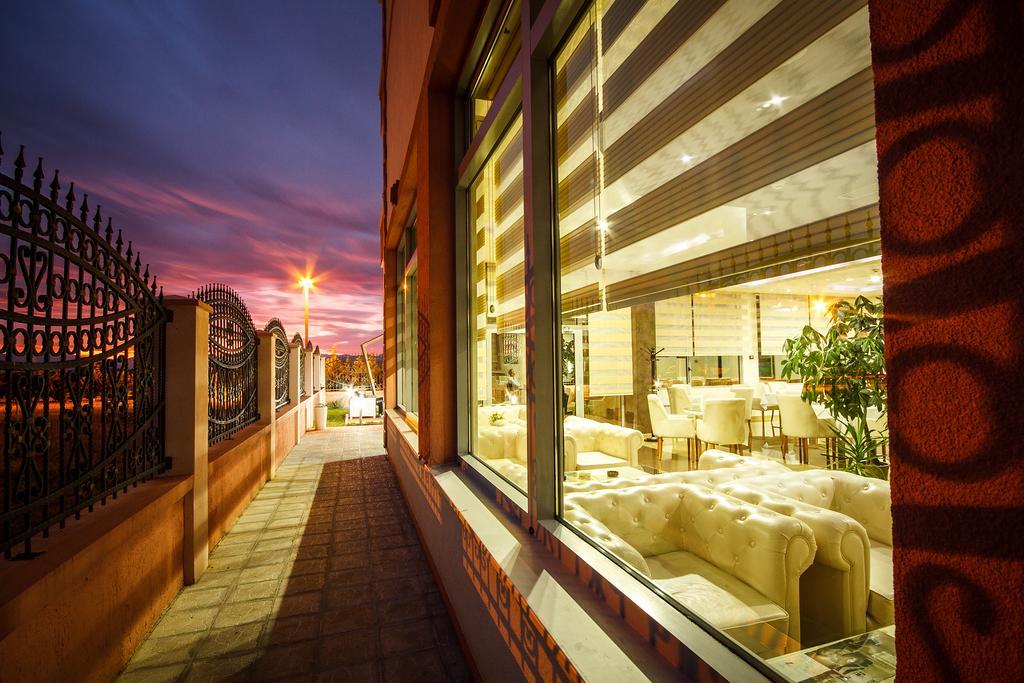 Hotel Oasis بودغوريتْسا المظهر الخارجي الصورة