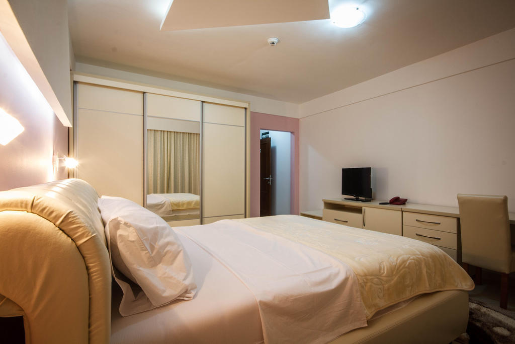 Hotel Oasis بودغوريتْسا الغرفة الصورة